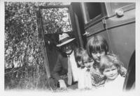 Maurie and the three girls - good resolution